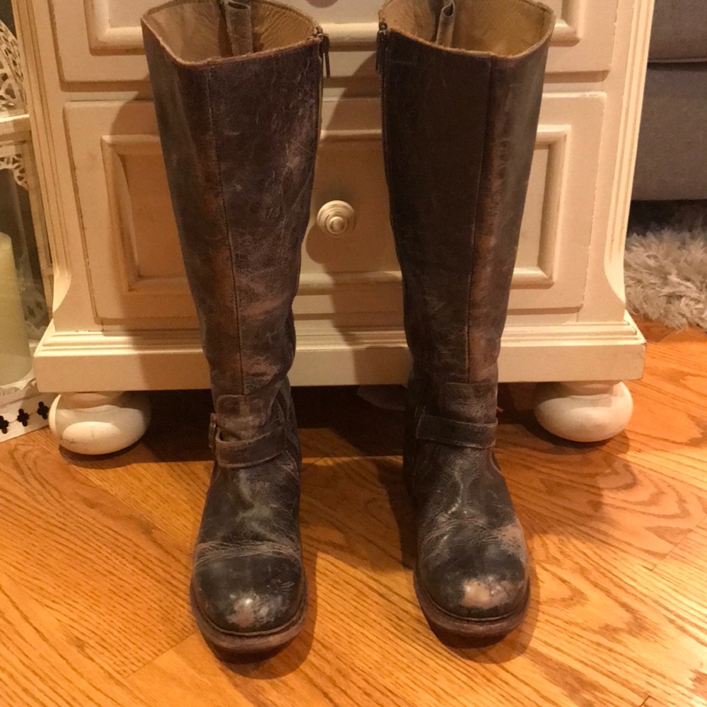 Beautiful Bed Stu distressed boots runs small, more like 9/9.5